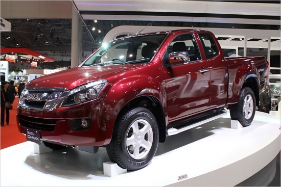 Isuzu izrāda sava uzticamā darba zirdziņa D-Max jauno paaudzi. Pikaps pieejams  Single Cab, Space Cab un Double Cab variantos, ar aizmugurējo vai visu riteņu piedziņu, mehānisko vai automātisko kārbu un diviem turbodīzeļiem ar 2,5 vai 3 litru darba tilpumu.