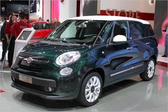 Fiat 500 L Living.
Līdzīgi kā Citroën C4 Picasso, arī Fiat gadījumā standarta modelim seko pagarinātā modifikācija. Jaunais Fiat 500 L modelis pazīstams ar nosaukumu Living un pieejams piecu un septiņu sēdvietu konfigurācijā. Taisnību gan sakot, 5+2, jo pēdējā sēdvietu rindā ceļotājiem tālu braukt negribēsies. Ar savu 4,35 m garo rumpi Living ir par 20 cm garāks nekā 500L, taču tik un tā nav sevišķi ietilpīgs. Motoru piedāvājumā viens benzīna un divi dīzeļa agregāti. Cena – sākot no 19 000. Tirgū – no septembra beigām. 