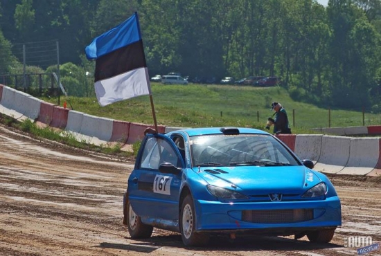 Pirmo reizi Bauskā startēja igaunis Deness Trū, kurš nesen uzvarēja Igaunijas rallijkrosa čempionātā ar Peugeot 206 pilnpiedziņas automašīnu.
