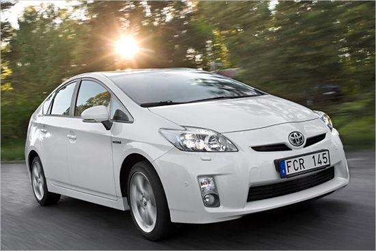Toyota Prius 1.8 Hybrid ir hibrīda tehnikas pionieris. Izmanto to pašu tehnoloģiju, ko Auris 1.8 Hybrid, tikai šajā gadījumā degvielas patēriņš būs 3,9 l/100 km, bet cena – no 25 750 eiro.


