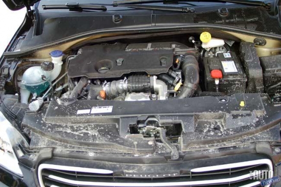 Degustējām „Peugeot 301” ar 1,6 litru 92 ZS (230 Nm) dīzeļdzinēju, kas sajūgts ar piecpakāpju mehānisko pārnesumkārbu. „Peugeot” „HDi” dīzeļmotori nav mūs pievīluši ne reizi, un nepieviļ arī „Peugeot 301”. Dzinēja dinamika ir vērā ņemama. Maksimālais griezes moments tiek sasniegts pie komfortabliem 1750 apgriezieniem minūtē.
